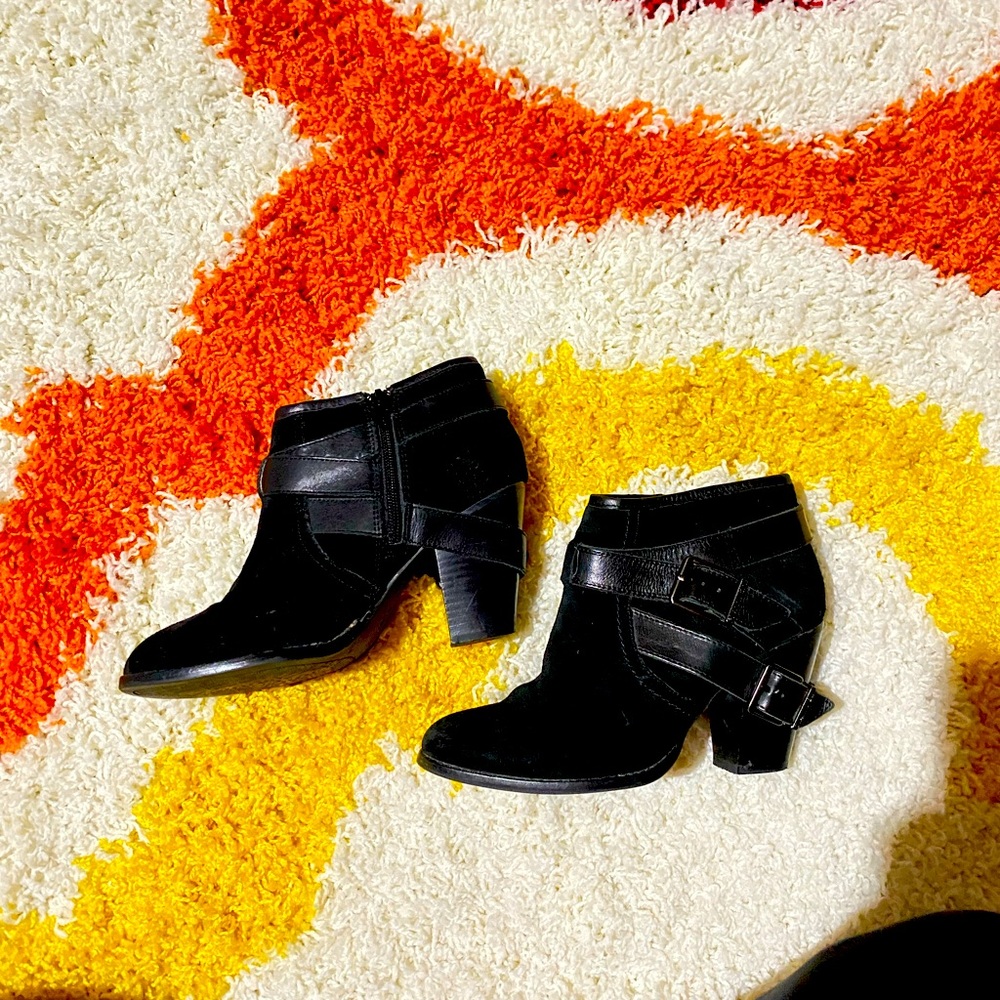 Gianni Bini black booties